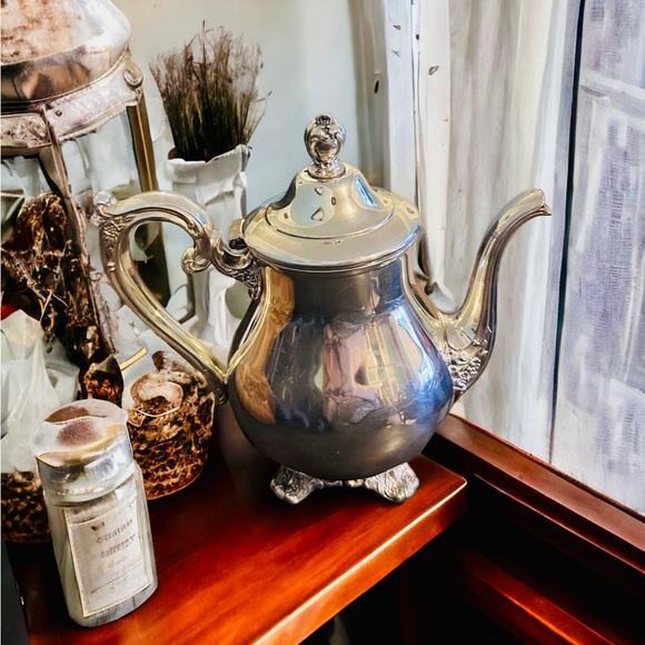 Vintage Wm. Rogers & Son Silverplate Teapot - Picture 9 of 12